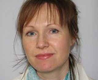 mørk blond dame med pannelugg